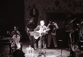 Con Su amigo y violonchellista, Tomás Giménes Seral en el Teatro del Mercado, 1998.