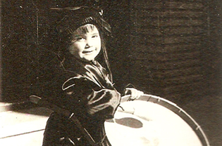 Toyo con tres años tocando el tambor