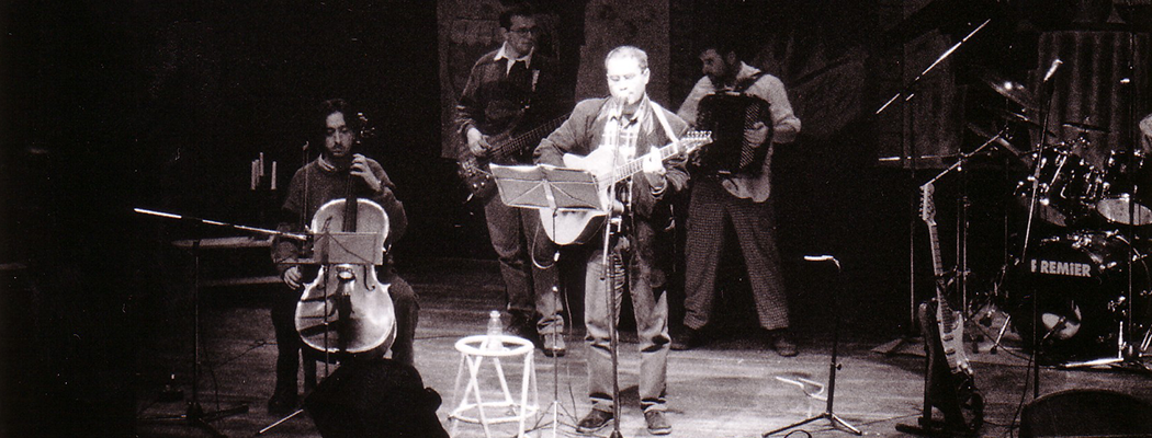 Toyo Gabarrús con su amigo y violonchellista, Tomás Giménes Seral en el Teatro del Mercado, 1998.